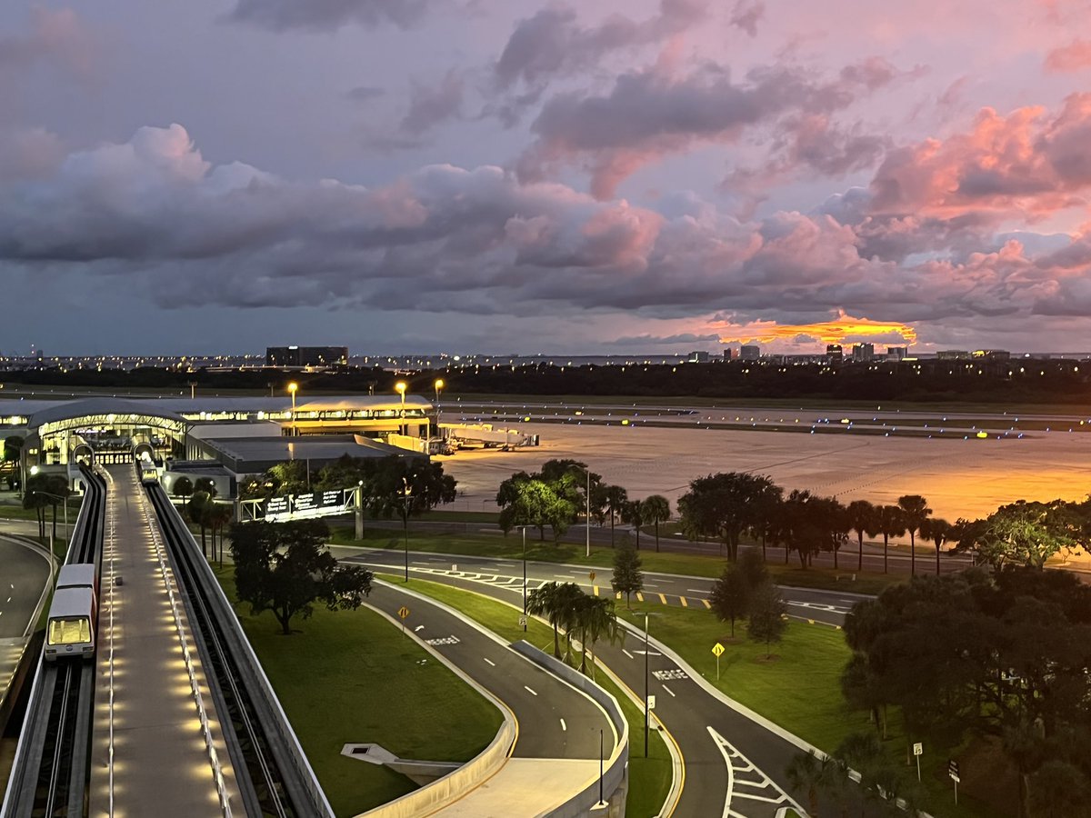 Sunset at <a href="/FlyTPA/">Tampa International Airport ✈️</a> sure looks beautiful tonight 🌅 #hurricaneIan