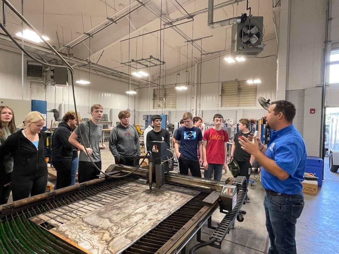 MelbourneSchoo1's tweet photo. 12th grade students and EAST students touring UACCB last Friday morning to see the variety of programs they have to offer, visiting with representatives from several programs, including cosmetology, robotics, information technology, CDL and welding.#GoKatz https://t.co/Qtt6pmV8GV
