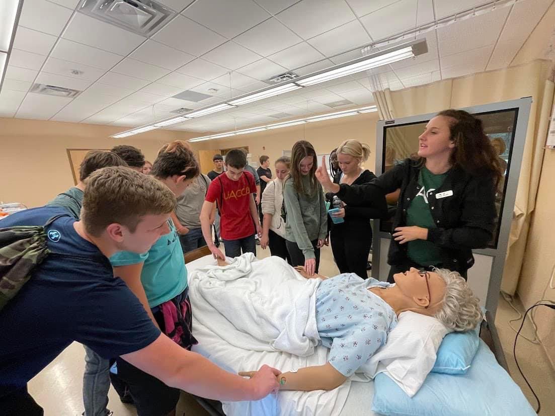 MelbourneSchoo1's tweet photo. 12th grade students and EAST students touring UACCB last Friday morning to see the variety of programs they have to offer, visiting with representatives from several programs, including cosmetology, robotics, information technology, CDL and welding.#GoKatz https://t.co/Qtt6pmV8GV