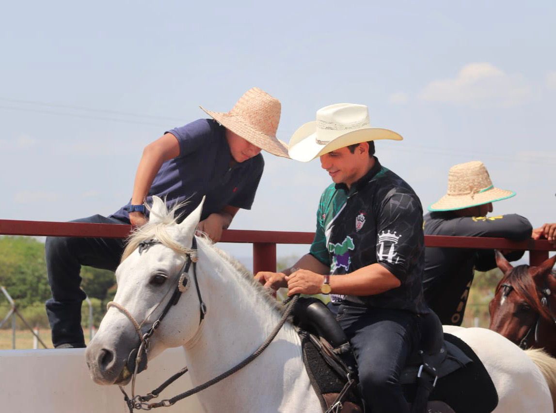 <a href="/JAlirioBarreraR/">Alirio Barrera🐴</a> NO es un político tradicional, es un campesino hecho a pulso; que sigue la tradición llanera de amar, respetar y promover la conservación de la cultura y el Campo Colombiano. Su voz no tiene etiqueta ni guion, es una voz con conocimiento de causa #caballo #pet