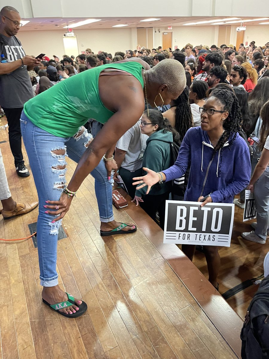JonesJolanda's tweet image. Happy 2 host Beto in House District 147 at my Alma Mater  UH! #TeamBeto #NotYourAverageJo #JoGotUs #HD147 #GoCoogs #3rdWard #TurnTexasBlue #DeterminedDemocrats