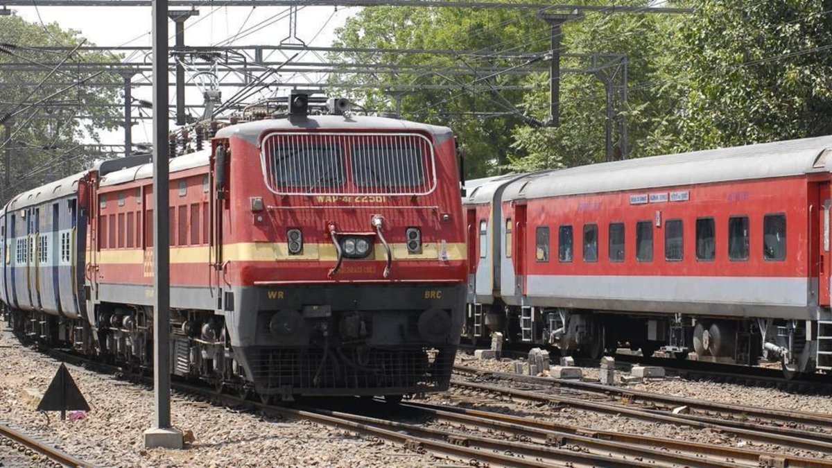 MetroRailNewsHQ's tweet image. [Indian Railways Update]

More Train Tracking Devices to be installed by Indian Railways 
Read here: buff.ly/3BPmls0

#ATP #automatictrainprotection #IndianRailways #ISRO #RDSO #RealTimeTrainInformationSystem #MetroRailNews