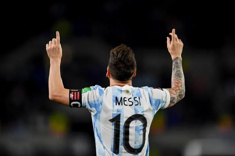 Messi se ha convertido hoy en el SEXTO hombre con 100+ victorias en TODA la historia del fútbol de selecciones:

131 Sergio Ramos (en 180 partidos)
121 Iker Casillas (167)
113 Cristiano Ronaldo (191)
102 Andrés Guardado (179)
100 LIONEL MESSI (164)
100 Xavi Hernández (133)