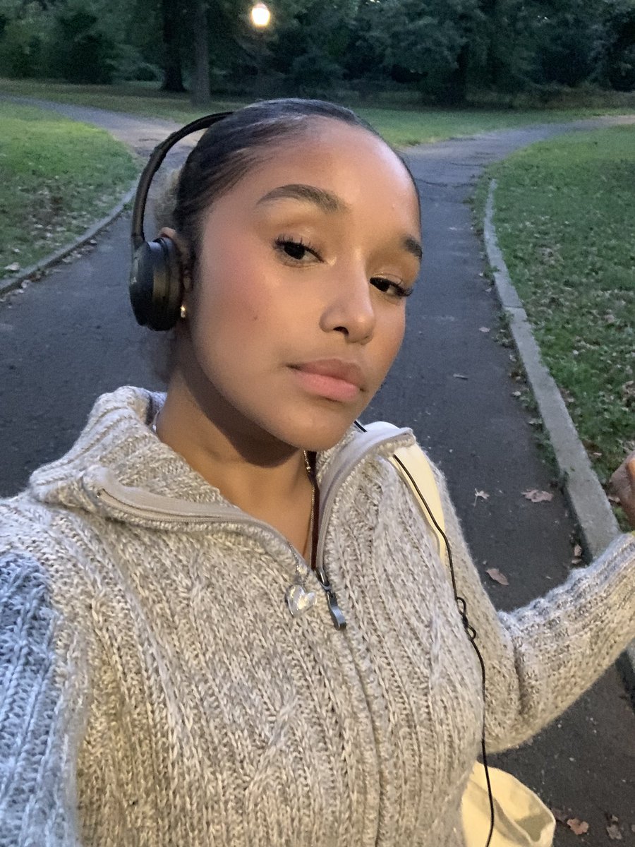 Geancis1's tweet photo. #parkvibes #AutumnVibes #cleangirlmakeup #headphones #soapbrows #sweaterweather #mostlynatural https://t.co/FfPZbVYrDI