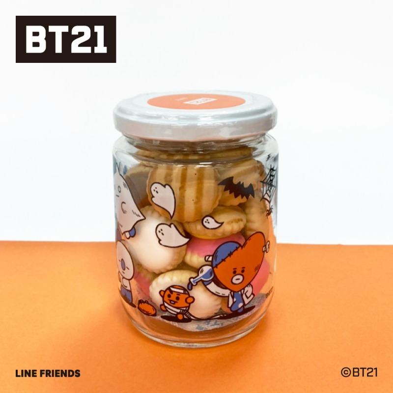 grchambre's tweet photo. BT21のお菓子の新アイテムが発売中🎶
今回はハロウィン柄です!
※スパークスラウンド缶は一部店舗限定商品となります。
店舗により在庫状況が異なりますのでご了承ください。
※お取り寄せはできません。
#シャンブル #chambre #UNVERSTAR #ユニバースター #BT21 https://t.co/Pv9EXaP8fg