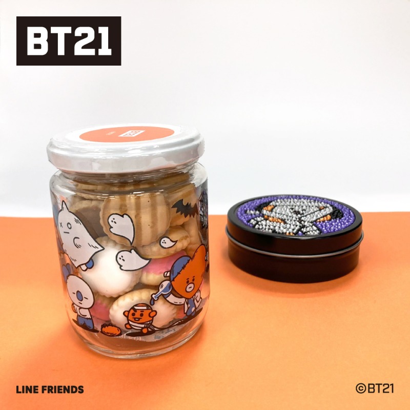 grchambre's tweet photo. BT21のお菓子の新アイテムが発売中🎶
今回はハロウィン柄です!
※スパークスラウンド缶は一部店舗限定商品となります。
店舗により在庫状況が異なりますのでご了承ください。
※お取り寄せはできません。
#シャンブル #chambre #UNVERSTAR #ユニバースター #BT21 https://t.co/Pv9EXaP8fg