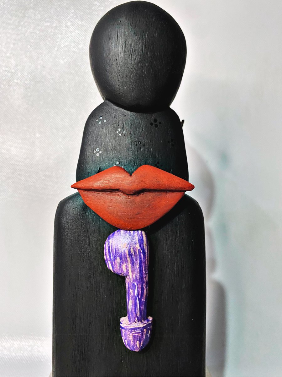 Talla en madera de Freddie Mercado por el santero y artista plástico puertorriqueño Eric Saunders. ¡Maravillosa! Saunders vive y trabaja en San Antonio, Texas. #translocas.