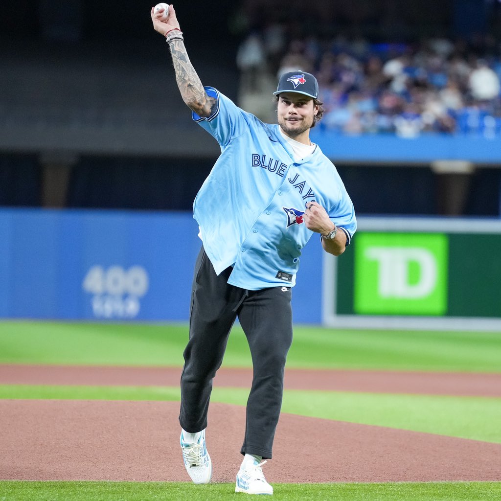 MapleLeafs's tweet photo. Pitchin’ Papi is #NextLevel https://t.co/xziypnYOkS