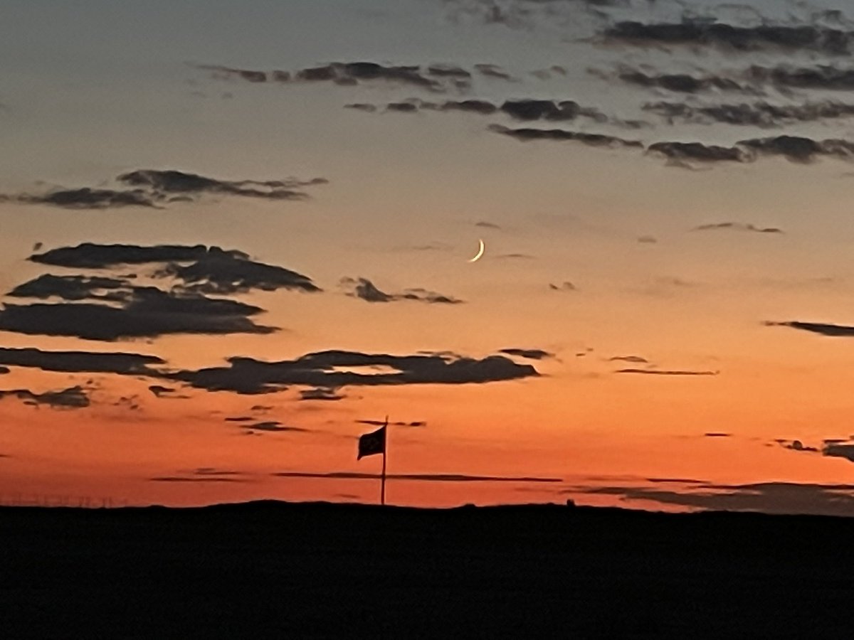 LoggerBunny's tweet photo. Crescent moon with flag. https://t.co/aKYjxNjSkw