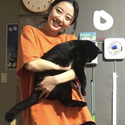 yves holding cats 🥹

 #이브 #YVES