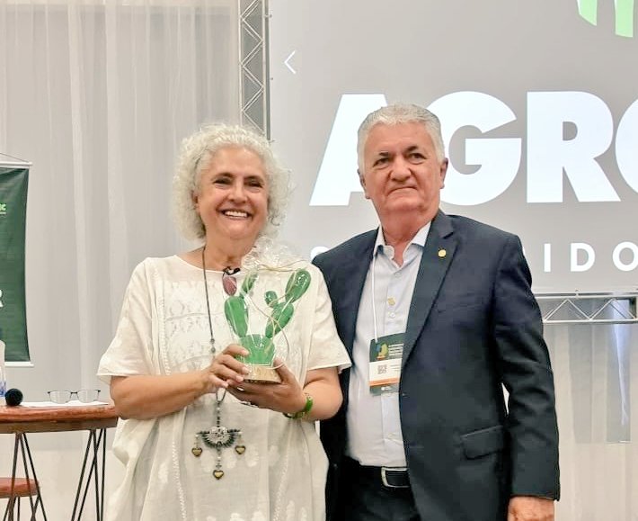 Durante el Congreso, la Embajadora Laura Esquivel también destacó la importancia del nopal y otros alimentos tradicionales en la dieta y la salud humanas.