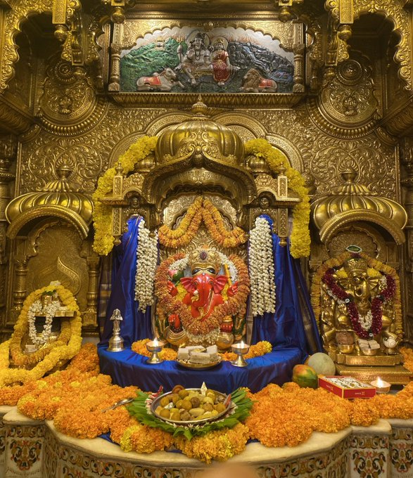 News18Guj's tweet photo. મુંબઈ સ્થિત શ્રી સિદ્ધિવિનાયક દેવના પ્રાત:શ્રૃંગાર દર્શન

ગણપતિ બપ્પા મોરિયા🙏🙏🌹🌹 https://t.co/t5nSRA538Y