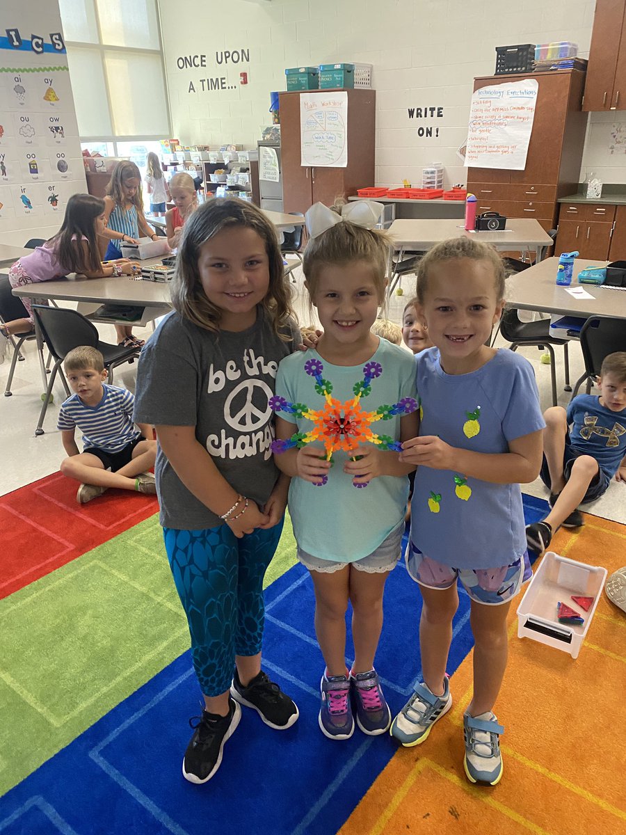 MsCarpenterRCE's tweet photo. We ❤️ starting our day with STEM bins! #oneRCE https://t.co/pzJ1So5otk