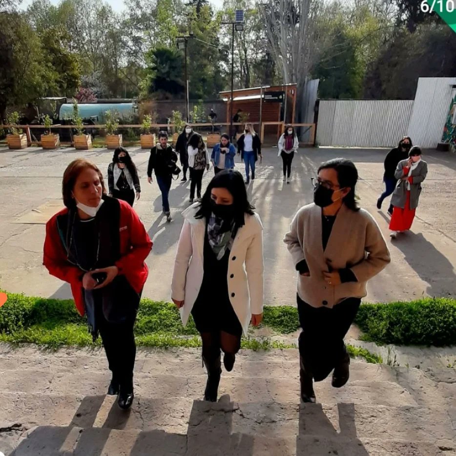 anitam_c's tweet photo. Ayer con la alcaldesa d @penalolen y Pdta de la Asociación Chilena de Minicipalidades, @CarolinaLeitao, visité @corporacionyunus q desarrolla programas de formación a mujeres en diversos oficios y emprendimientos y q prontamente contará con capacitación en el sector construcción https://t.co/mYwpt2Pb1p