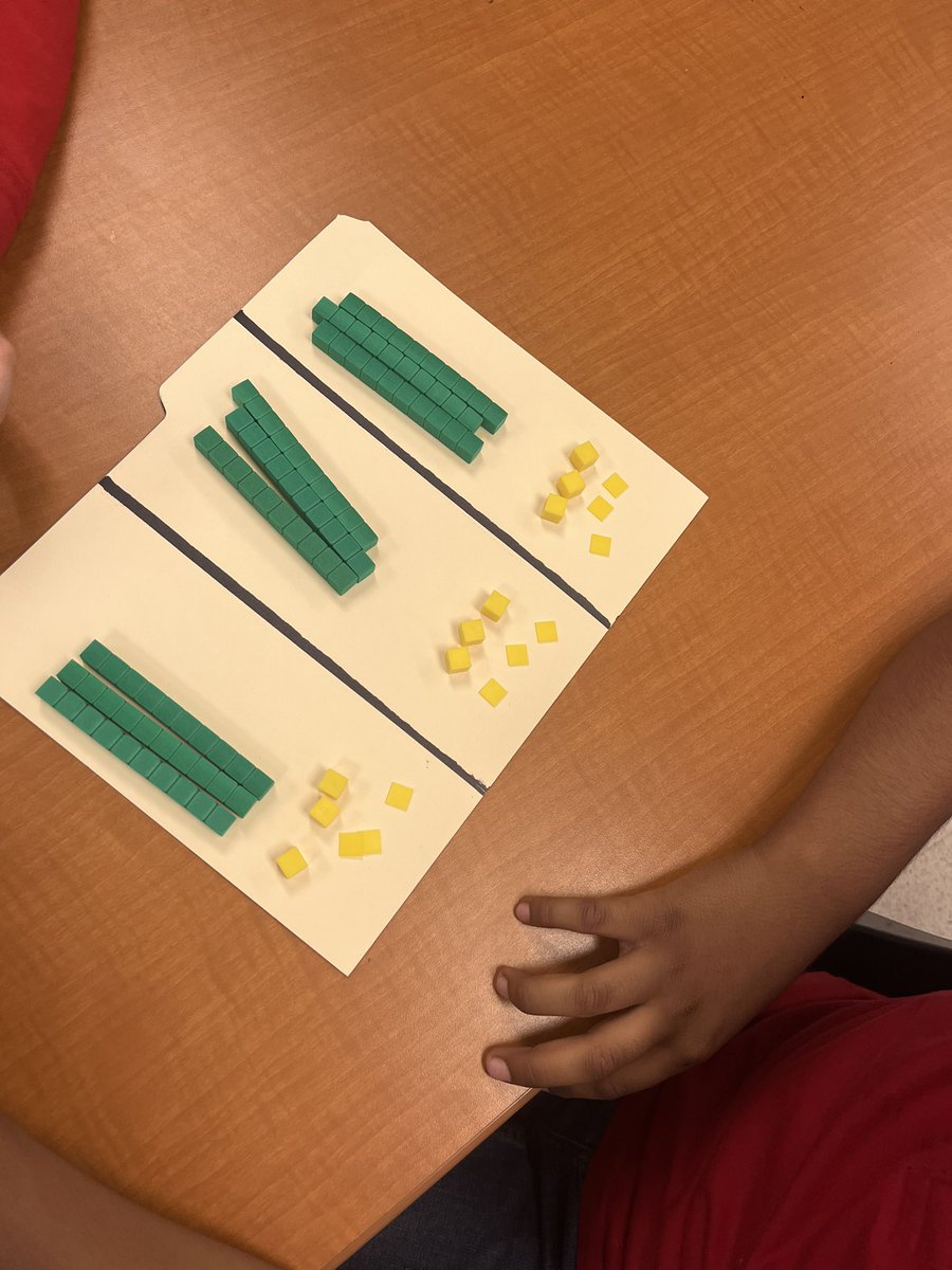 MsLaynesClass's tweet photo. We explored repeating decimals today. The mystery of 1/3 has been unveiled! @FreedomHillES #fhhighlights https://t.co/ygGDa7IgzL