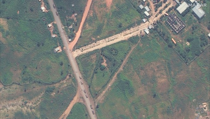 Tmhtvnews's tweet photo. News trickles out sporadically, but @Maxar
 satellite imagery reveals heavy military activity indeed. This Sept. 26 image shows troops in formation and four tanks in the town of Shiraro in the Tigray Region, which was reportedly captured by Eritrean/federal Ethiopian forces. https://t.co/8FZqHX7pOS