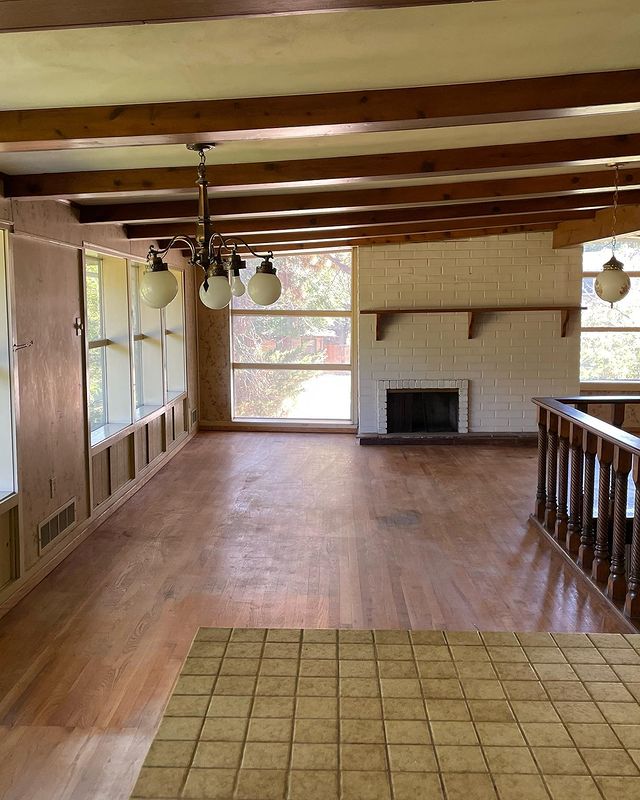 comidmodhomes's tweet photo. Being a skilled broker takes balance, perseverance, passion, resilience, and quickness. And today I got to do them all!

#midmod #midcenturymodern #fixerupper #retro #gymnastics #realestate #denvermidmod #midmodcolorado #soldbyadriankinney #weekendwork #realestatemarket https://t.co/vxwUke58GQ