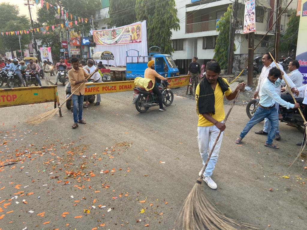 swachhdewas1's tweet photo. #DewasGauravDiwas рдкрд░ рдЖрдпреЛрдЬрд┐рдд #рдЪреБрдирд░реА_рдпрд╛рддреНрд░рд╛ рдХреЗ рдЪрд▓ рд╕рдорд╛рд░реЛрд╣ рдХреЗ рддреБрд░рдВрдд рдмрд╛рдж @DewasMcorp рджреНрд╡рд╛рд░рд╛ рд╢рд╣рд░ рдХреА рд╕рдбрд╝рдХреЛ рдХреА рд╕рд╛рдл рд╕рдлрд╛рдИ рдХрд░рд╡рд╛рдИред
#SwachhSurvekshan2023Dewas
#SwachhataPakhwada #SwachhAmritMahotsav #CleanDewas
@SwachSurvekshan
@Secretary_MoHUA
@CMMadhyaPradesh
@OfficeofSSC
@ChouhanShivraj https://t.co/UMEmc17nTg