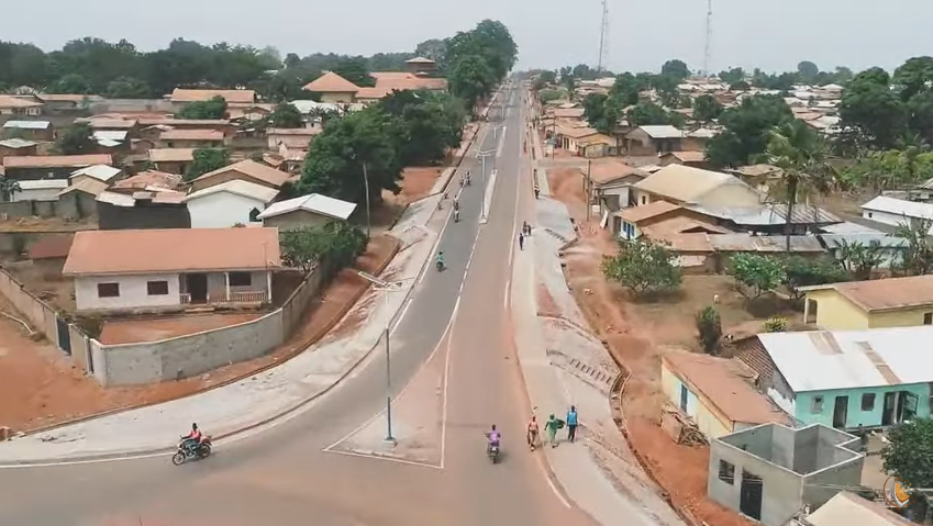 guyzoducamer's tweet photo. 🇨🇲 Cameroun : Tibati 2018-2022 du bitume désormais dans quelques artères stratégiques de la bourgade située dans la Région de l'Adamaoua.
#utdacameroun #utdainfo #utdatibati https://t.co/sJC2Jxoulm