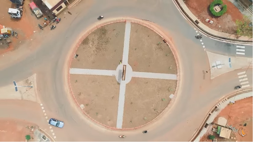 guyzoducamer's tweet photo. 🇨🇲 Cameroun : Tibati 2018-2022 du bitume désormais dans quelques artères stratégiques de la bourgade située dans la Région de l'Adamaoua.
#utdacameroun #utdainfo #utdatibati https://t.co/VRXLOgWiOH