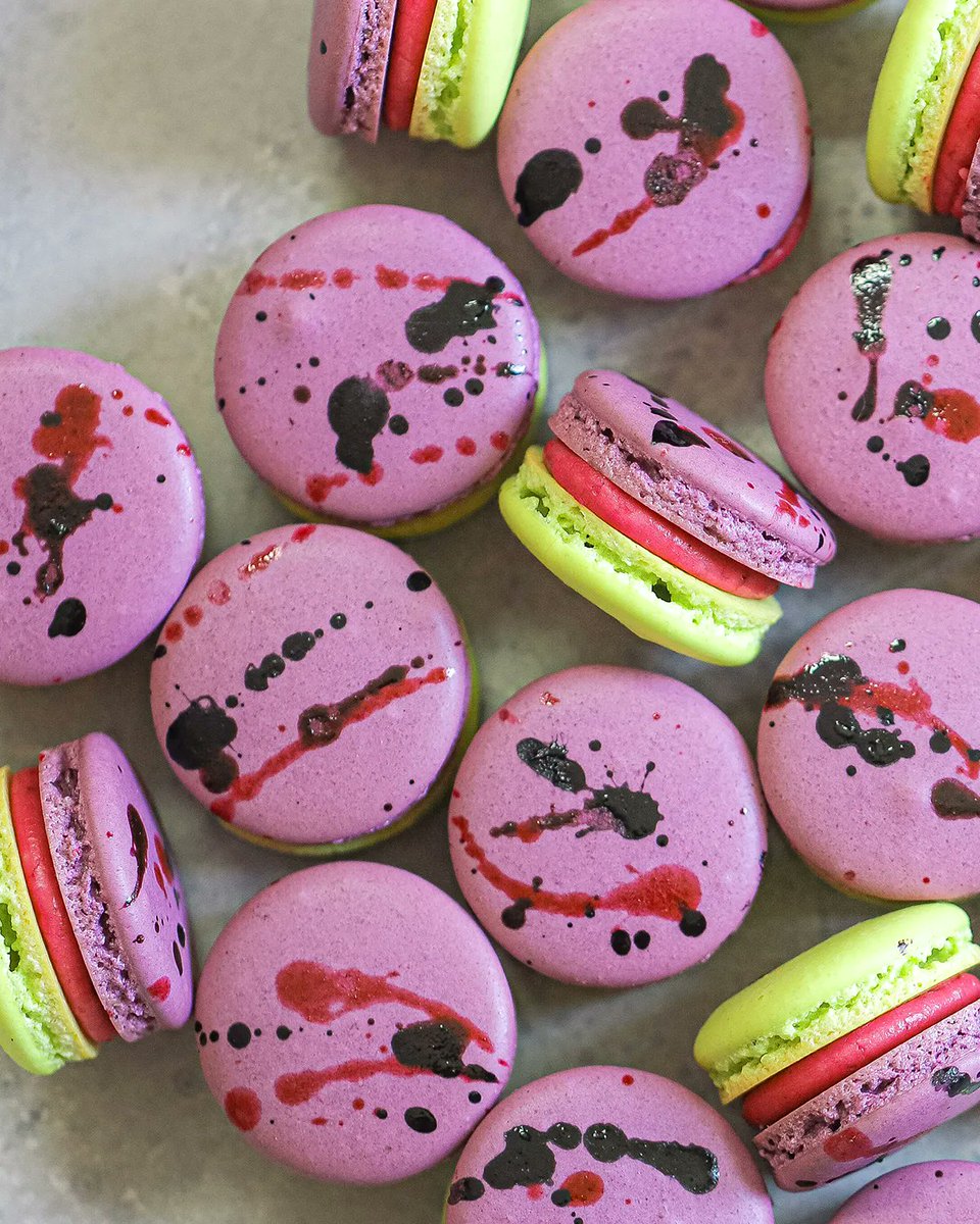 These Blackberry Lime Macarons by <a href="/agurbani/">Jam Lab</a> are so fun with amazing flavors. Brightly colored shells, blackberry buttercream flavored with star anise &amp; lime curd make a surprisingly sweet &amp; tart center. 🤩 

thejamlab.co/2021/04/22/bla…

#oregonberries #blackberries #frenchmacarons