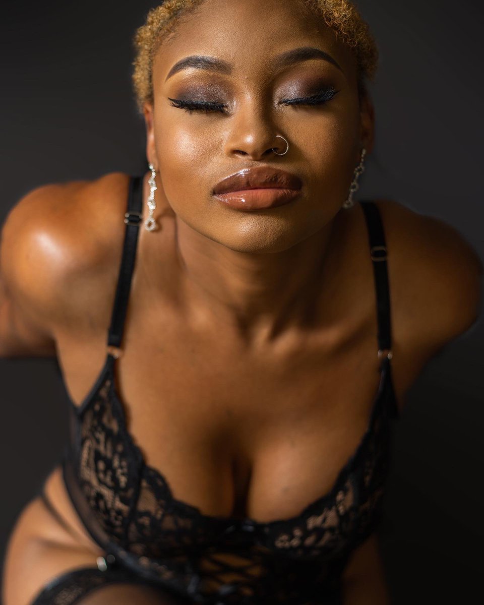 mtoshimagez's tweet photo. Beauty on the inside, spewing to the outside
•
•
•
#model #blackmodel #studio #studioshoot #photography #blackbusiness #business #entrepreneur #blackentrepreneur #fashion #blackfashion #blacklingerie #lingerie #lingerieshoot #black #mtoshimagez #mtoshproductionz #mtoshmedia https://t.co/Yo3iq1AlQK