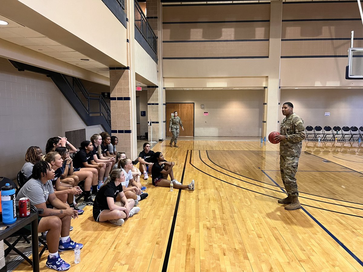 StMUwbb's tweet photo. Thank you Staff Sergeant Limas and 
Sergeant First Class Gupton for speaking to our team today! #stmuwbb #fangsout https://t.co/pRZ4LrY8G3