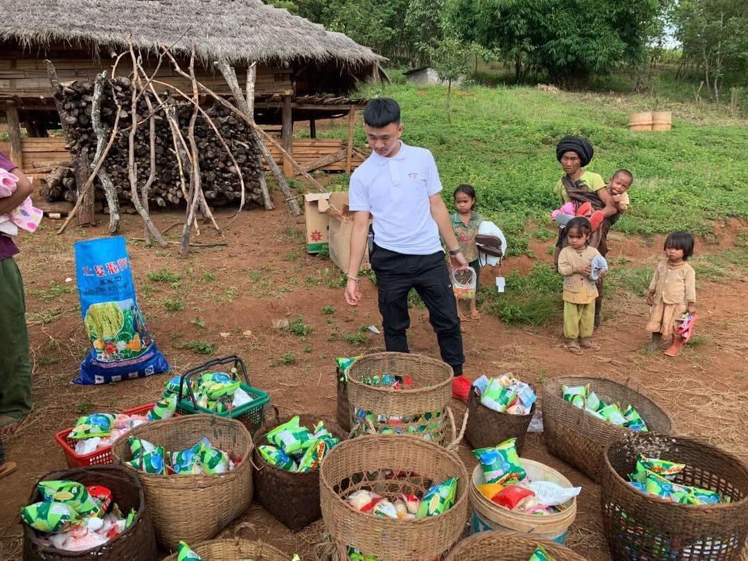 Coinbase_AI's tweet image. Vulgar is a person driving a luxury car, talking full of benevolence, righteousness and morality, but when he faces public welfare undertakings, he has all kinds of excuses. Very sarcastic 🙂