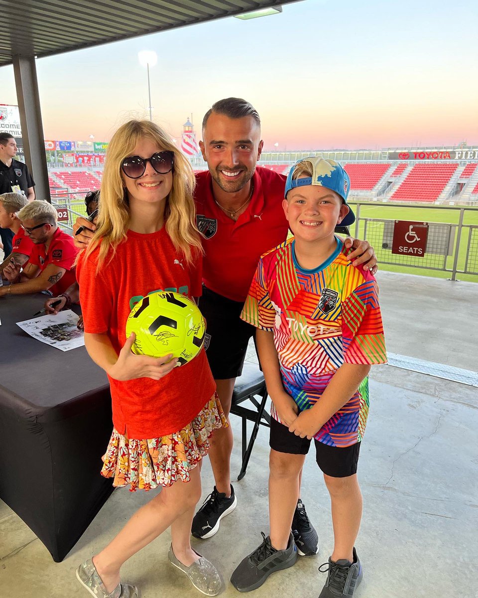 kayli0909's tweet photo. Thank you @SanAntonioFC and all of the players! This was a night these two kids will never forget. 🙌 https://t.co/GU2BhxEcsq