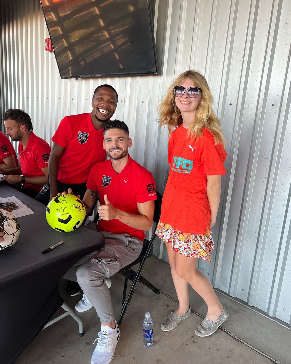 kayli0909's tweet photo. Thank you @SanAntonioFC and all of the players! This was a night these two kids will never forget. 🙌 https://t.co/GU2BhxEcsq