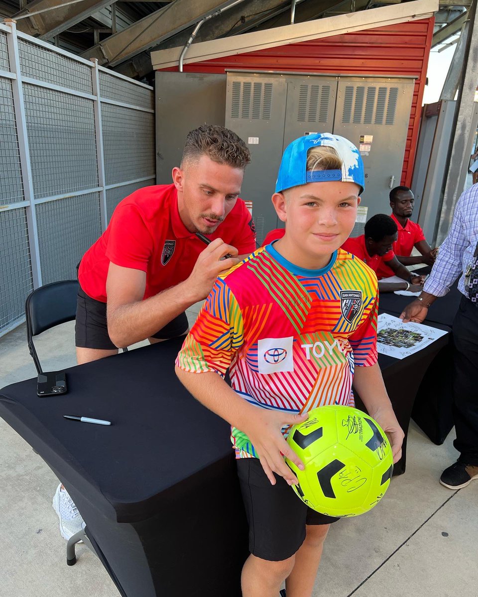 kayli0909's tweet photo. Thank you @SanAntonioFC and all of the players! This was a night these two kids will never forget. 🙌 https://t.co/GU2BhxEcsq