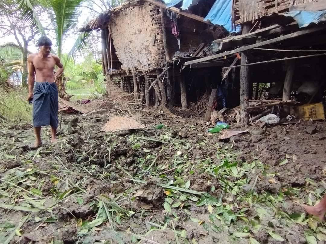 moephwintphyu's tweet photo. The military council troops opened fire with heavy weapons on the village of Leng Laung Chao in Min Pyar Township Rakhine State and the entire village fled.#WhatsHappeningInMyanmar #HelpMyanmarIDPs #2022Sept28Coup #WarCrimesOfJunta https://t.co/kvjnaW9HIS