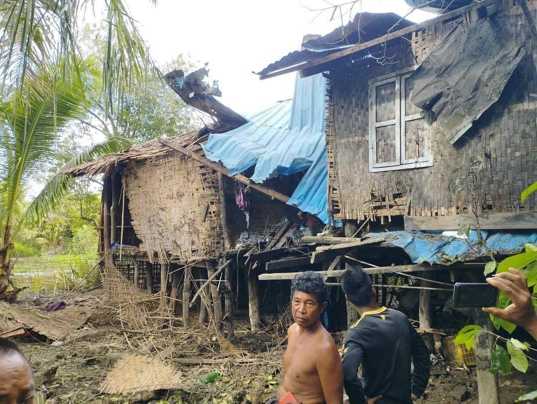 moephwintphyu's tweet photo. The military council troops opened fire with heavy weapons on the village of Leng Laung Chao in Min Pyar Township Rakhine State and the entire village fled.#WhatsHappeningInMyanmar #HelpMyanmarIDPs #2022Sept28Coup #WarCrimesOfJunta https://t.co/kvjnaW9HIS
