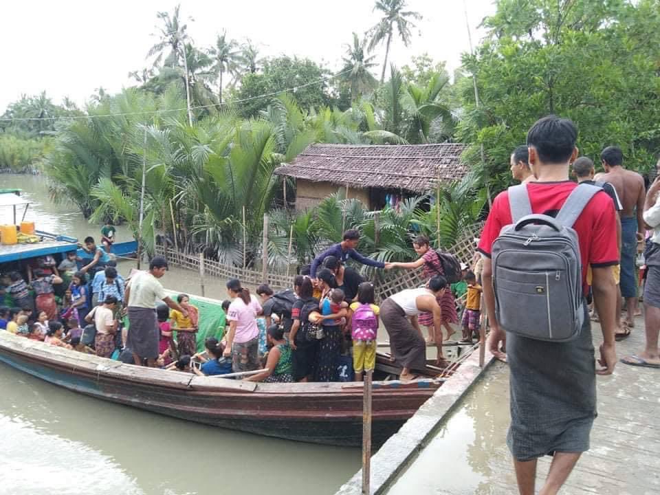 moephwintphyu's tweet photo. The military council troops opened fire with heavy weapons on the village of Leng Laung Chao in Min Pyar Township Rakhine State and the entire village fled.#WhatsHappeningInMyanmar #HelpMyanmarIDPs #2022Sept28Coup #WarCrimesOfJunta https://t.co/kvjnaW9HIS