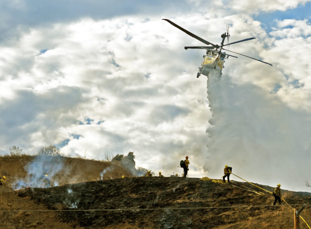 BRUSH FIRE 9/27/22 @LACoFireAirOps helicopters assisted @LACoFD with knocking down a small wildfire off The Old Road in Castaic, CA. Photo courtesy Dan Watson/The Signal #LisaFire