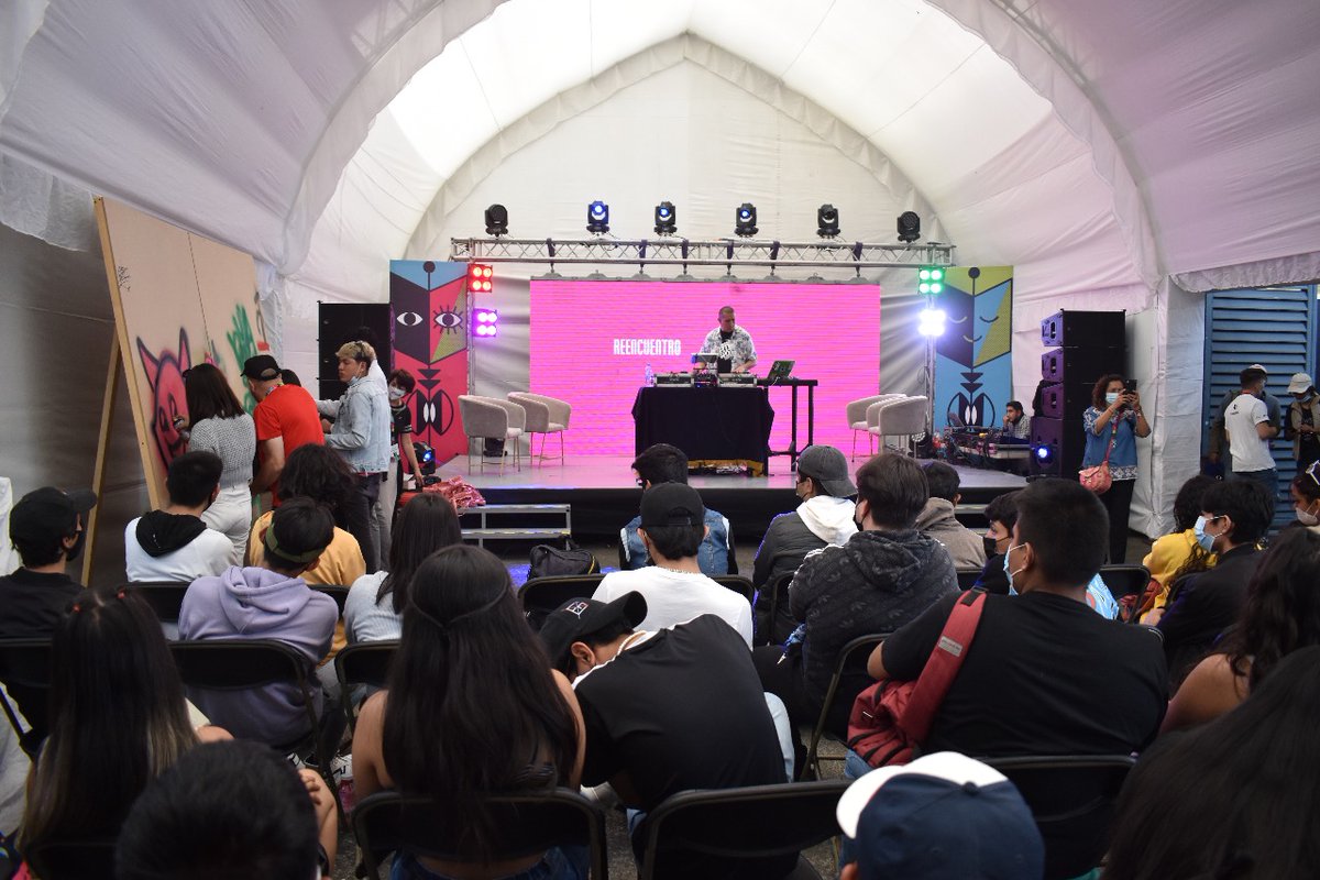 librosunam's tweet photo. 🎶¡Un gran #MomentoFILUNI fue el que pintamos con Pablo Herrero (ZETA) y DJ SPAWN desde el escenario! 🎼 Esperamos que se repita pronto. 😉🎨 #FILUNI2022 #LibrosUNAM #ZETA #DJSPAWN https://t.co/CCQ7daZzjc