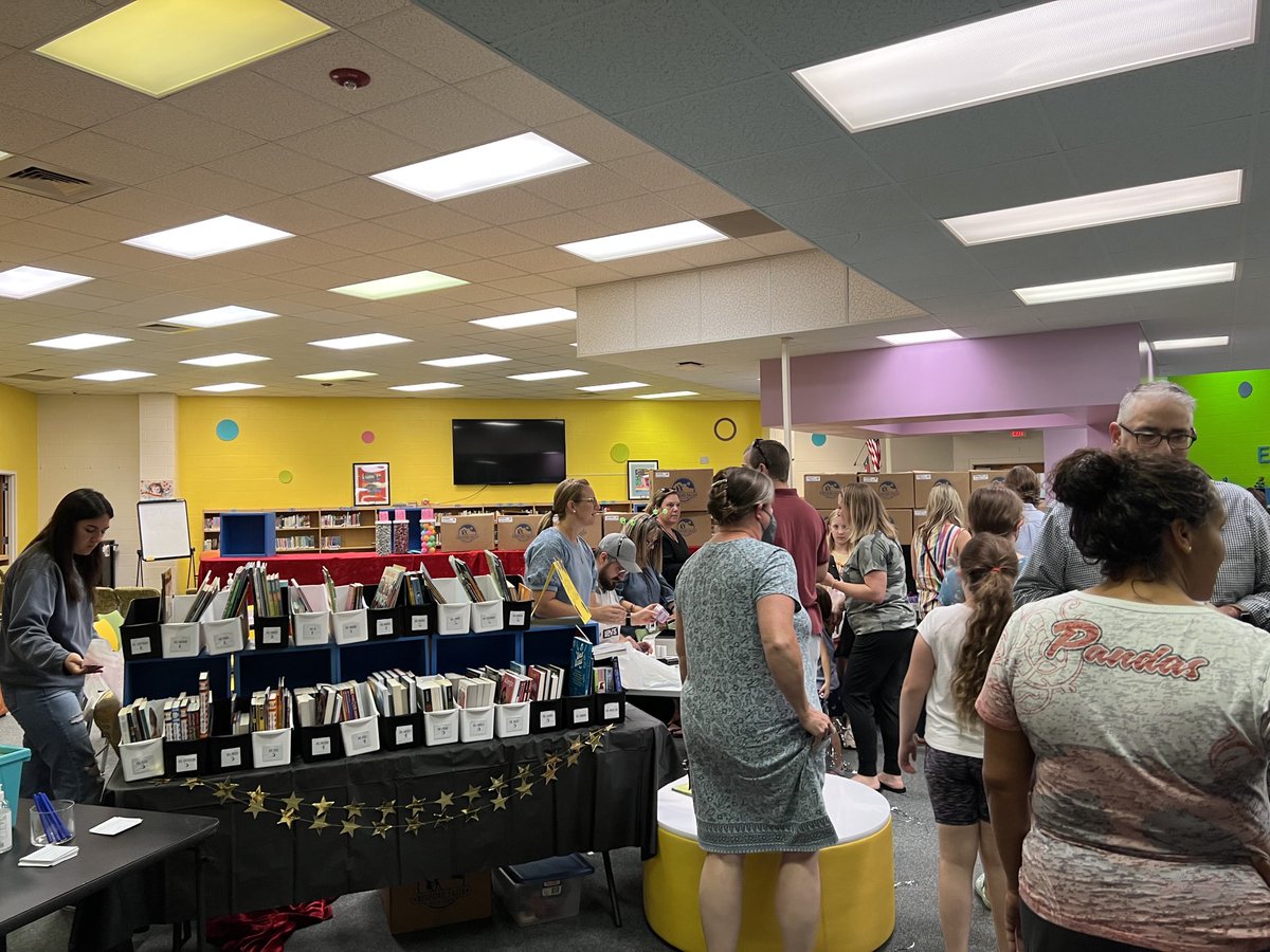 Thank you Panda Parents and Guardians for coming out to support our Book Fair Family Night. Great books! Great turnout! Great families! 💗