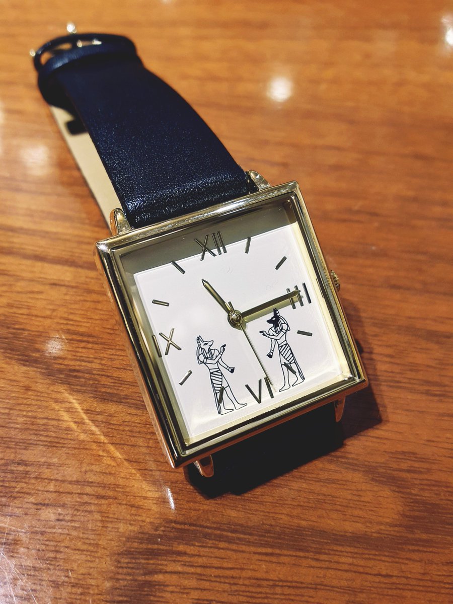 「エジプティーな時計。かわいい。好きな雑貨屋さん、B-COMPANYのクッションカ」|まみたのイラスト