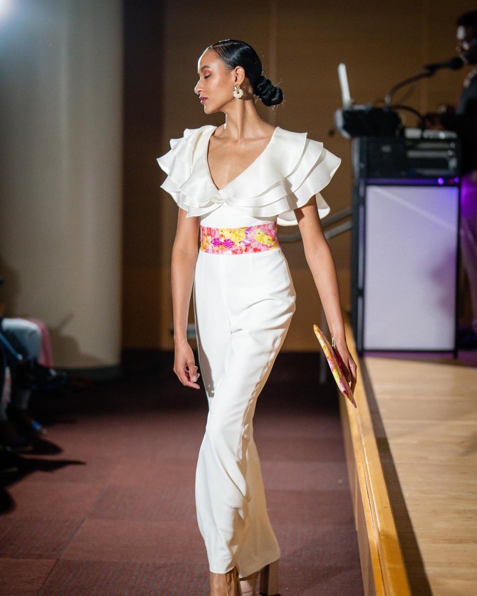 bronxnyfw's tweet photo. 📸 @splitsecondmoments_ for @kiaracarrion @kitara_24 for BxFW in collaboration with the Bronx Library Center for Hispanic Latinx Heritage Month Sponsored by Fordham Road NYC

#bronxfashion #bronxlibrarycenter #thebronx #bronx #bronxfashionweek #nyfw #nyfw2022 #couture #haute https://t.co/K2tXbcz5tK