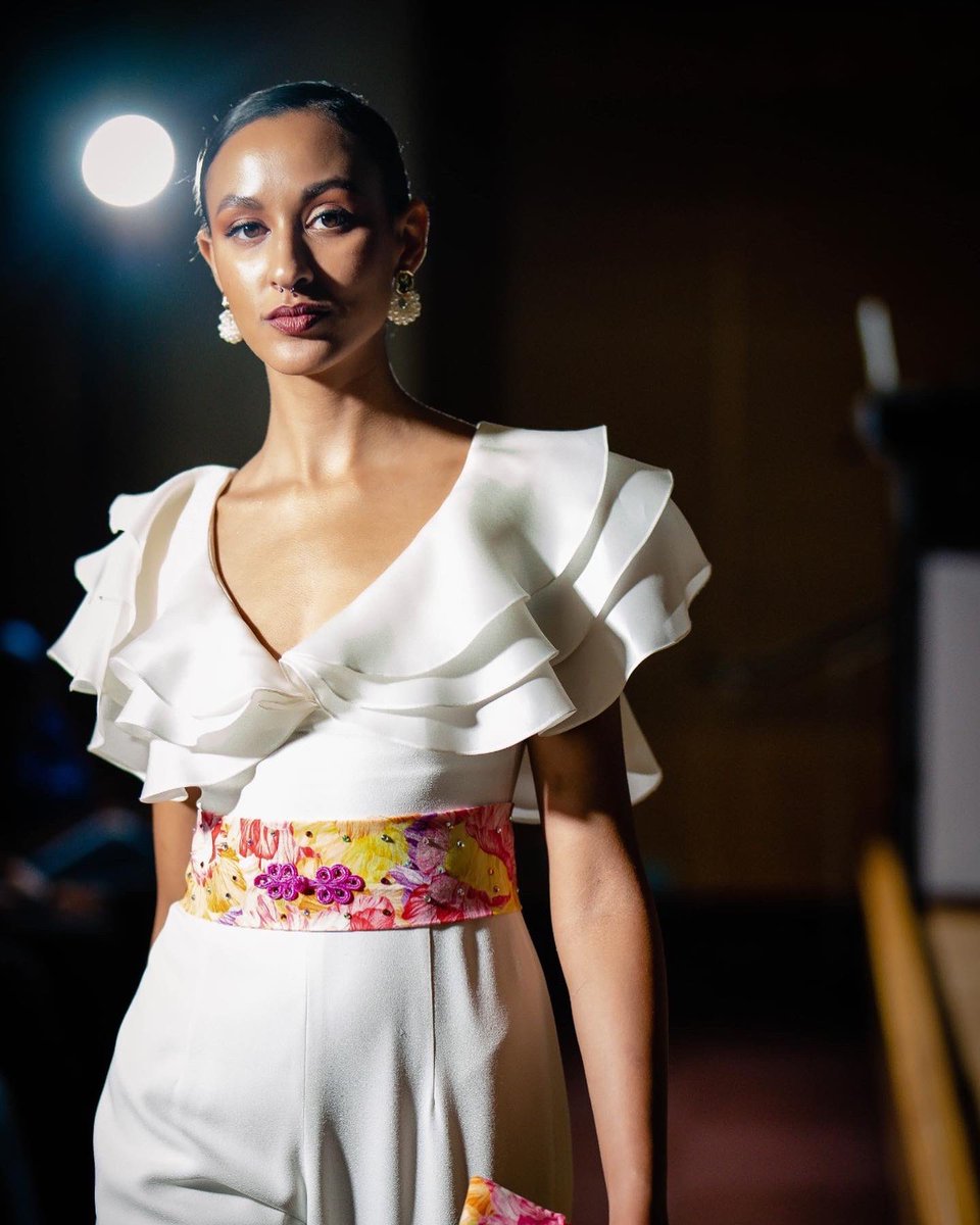 bronxnyfw's tweet photo. 📸 @splitsecondmoments_ for @kiaracarrion @kitara_24 for BxFW in collaboration with the Bronx Library Center for Hispanic Latinx Heritage Month Sponsored by Fordham Road NYC

#bronxfashion #bronxlibrarycenter #thebronx #bronx #bronxfashionweek #nyfw #nyfw2022 #couture #haute https://t.co/K2tXbcz5tK