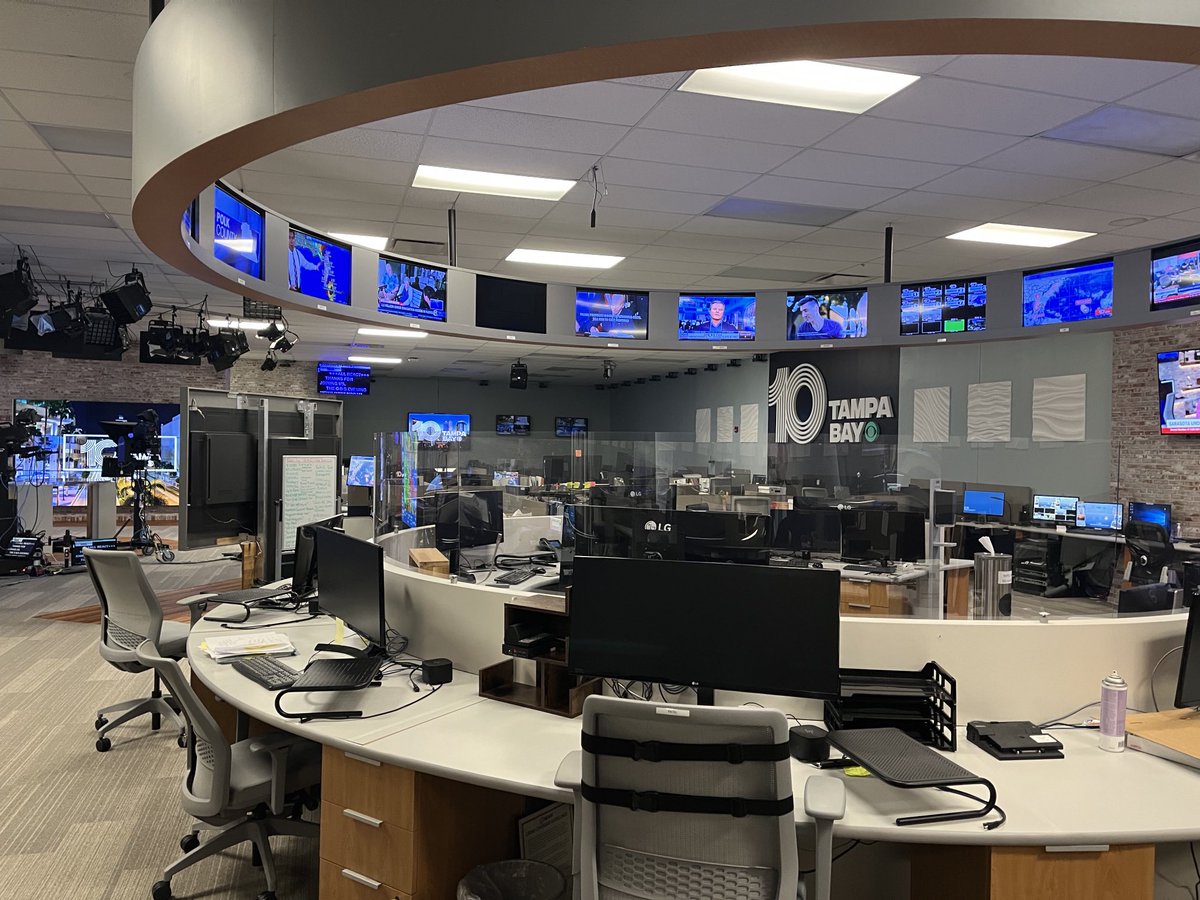 Last man out in the ⁦<a href="/10TampaBay/">10 Tampa Bay</a>⁩ newsroom just before we relocated to higher ground. 8 1/2 feet above sea level means it’s time to play it safe with #HurricaneIan