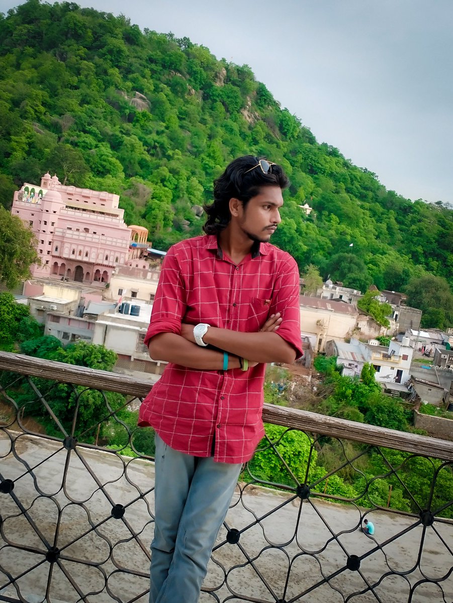TheHappybhatia's tweet photo. अपनी नजरों को खूब डांटा मैंने
पड़ गई थी तेरी सहेली पर
*
#the_hb #ankheqoutes #anlhe #ishqqoutes #comedyquotes #fin #qoutesoftheday #ishq #love https://t.co/UNsQ9BXI7n
