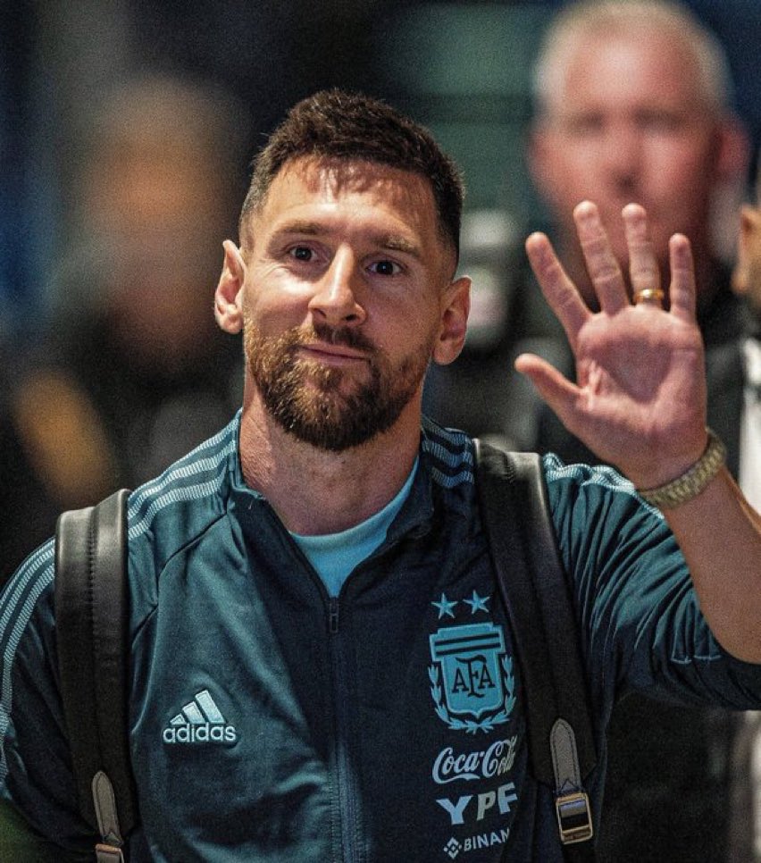 عندما يتوقف عن اللعب 
ستتم استشارته في كل امسية عن المفاهيم الفيزيائيه وسيقف كل اسبوع فوق رأس الدكاتره للتاكد من المعادلات الكيميائية هو لاعب كرة قدم لكنه قادر ان يكون فيلسوف استشاري في كل مادة ومنهج