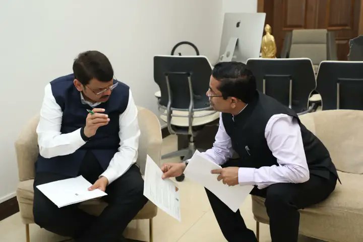 AbhiPawarBJP's tweet photo. उपमुख्यमंत्री मा श्री @Dev_Fadnavis जी यांची भेट घेऊन संततधार नुकसानभरपाईचे आदेश निर्गमित करण्याची, सर्व विभागांना रिक्त पदांचे मागणीपत्र आयोगाला तातडीने सादर करण्याच्या सूचना देण्याची व राज्यसेवा परीक्षा वर्णनात्मक पद्धतीने घेण्याचा निर्णय २०२५ पासून लागू करण्याची विनंती केली. https://t.co/wxpMt7xtLx