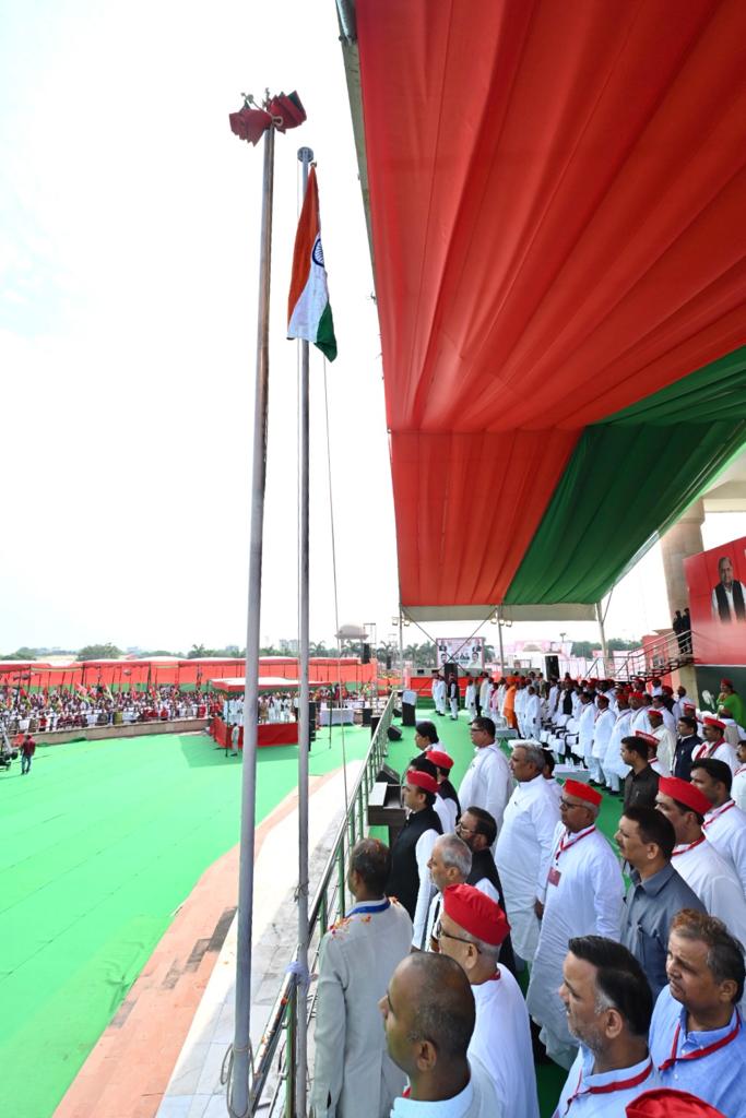 samajwadiparty's tweet photo. माननीय राष्ट्रीय अध्यक्ष श्री अखिलेश यादव जी ने किया समाजवादी पार्टी के 9वें 'राज्य सम्मेलन' का शुभारम्भ। https://t.co/rZxGiVThos