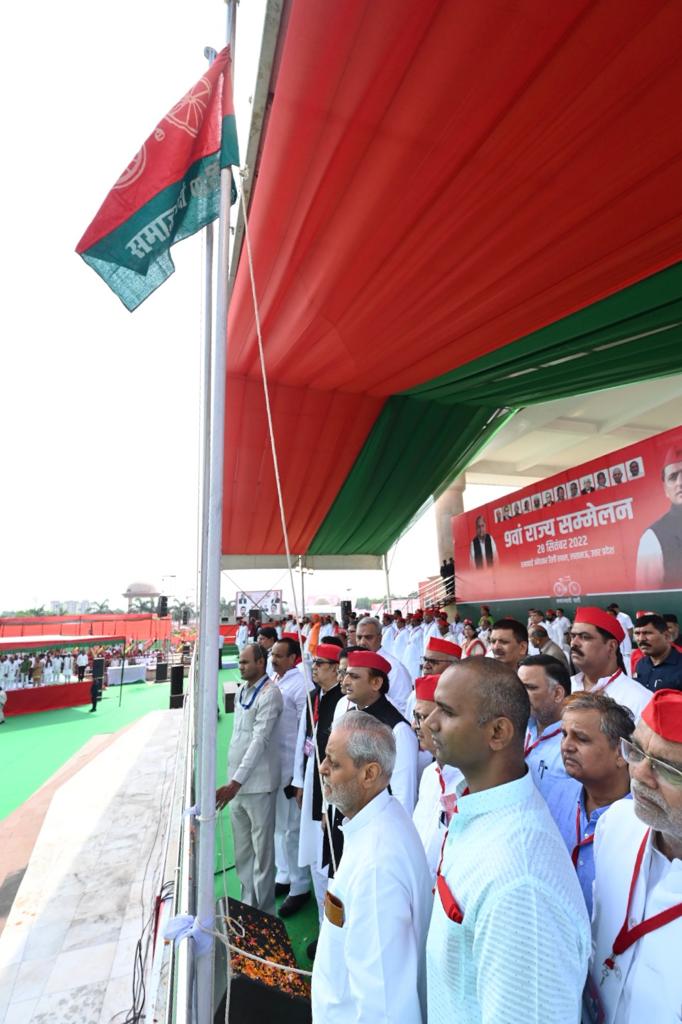 samajwadiparty's tweet photo. माननीय राष्ट्रीय अध्यक्ष श्री अखिलेश यादव जी ने किया समाजवादी पार्टी के 9वें 'राज्य सम्मेलन' का शुभारम्भ। https://t.co/rZxGiVThos