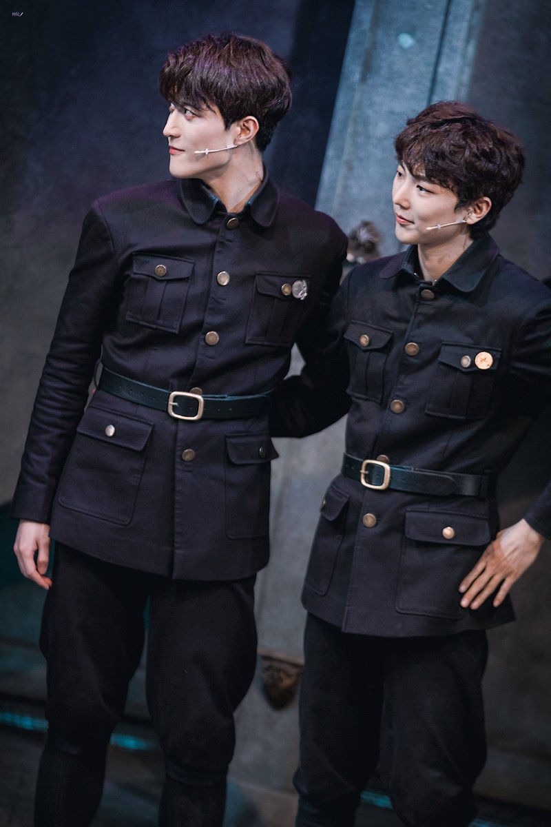 muggle_pic's tweet photo. 220925 뮤지컬 비더슈탄트 밤공 무대인사
하겐 악스만ㅣ #김방언
재스퍼 뮬러ㅣ #한정훈

방금 누가 울었지 () https://t.co/OdWG8TrvtK