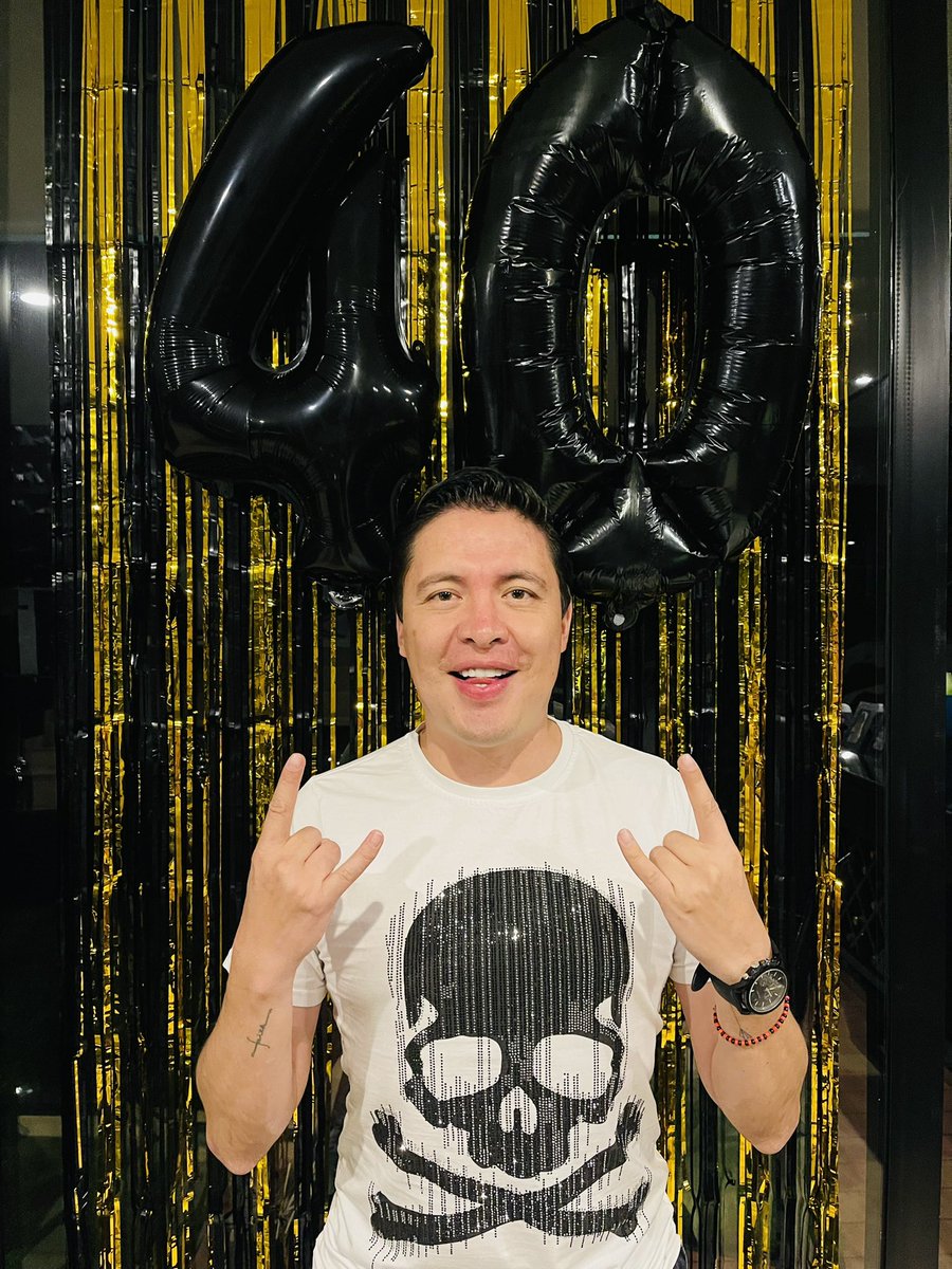 armandohoficial's tweet photo. Es oficial llegué al 4to piso !!!!! Hoy cumplo 40 años y llego con todo , Gracias a mi familia , amigos y ustedes que siempre me han llenado de cariño , Gracias vida por todo lo que me enseñas día a día , Gracias ARMANDO por ser quien eres , pásatela increíble , TE AMO !!!! https://t.co/m50rXa2PE0