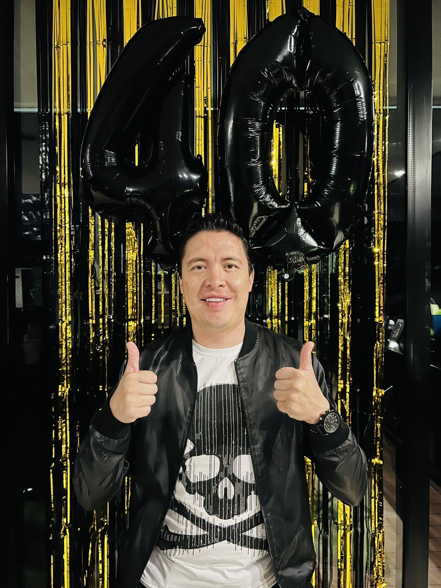 armandohoficial's tweet photo. Es oficial llegué al 4to piso !!!!! Hoy cumplo 40 años y llego con todo , Gracias a mi familia , amigos y ustedes que siempre me han llenado de cariño , Gracias vida por todo lo que me enseñas día a día , Gracias ARMANDO por ser quien eres , pásatela increíble , TE AMO !!!! https://t.co/m50rXa2PE0