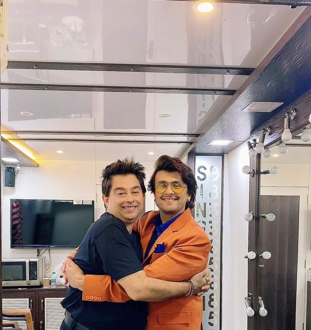 JeetGanguliFans's tweet photo. Yoon dikhate ho gham nahi koyi
Hanste hanste phir aankh bharte ho
Hadd karte ho
Kaisi baatein karte ho...
👉 https://t.co/OE3Ul1YIvz
#MelodyKing #HitGannguli @jeetmusic #SonuNigam #SameerRahat #ModernLoveMumbai https://t.co/XDMaJSomga
